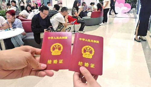 全國(guó)通辦首日，鄭州迎338對(duì)新人